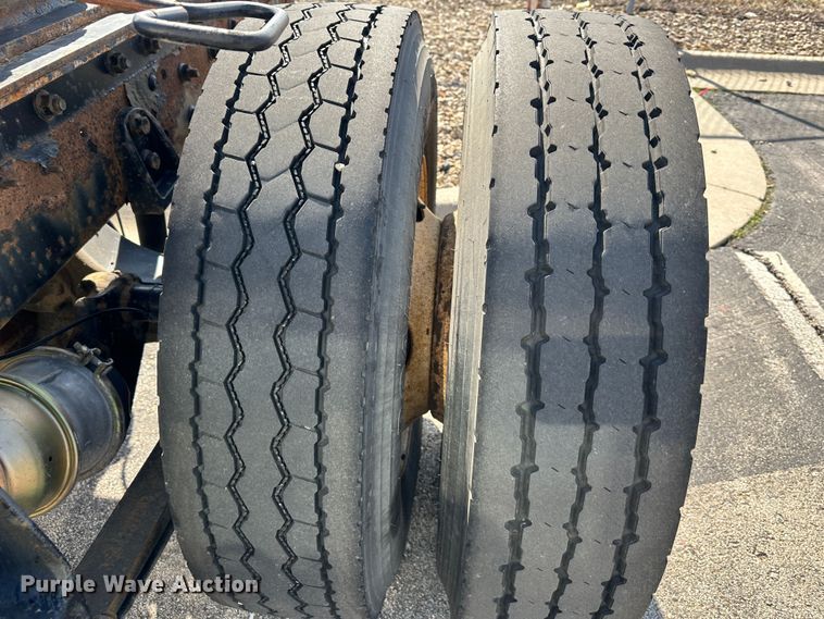 image for item DR6064 2003 International 4400  semi truck