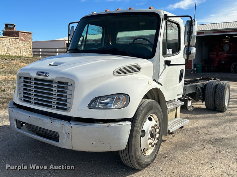 image for item DR6065 2007 Freightliner Business Class M2  truck cab and chassis