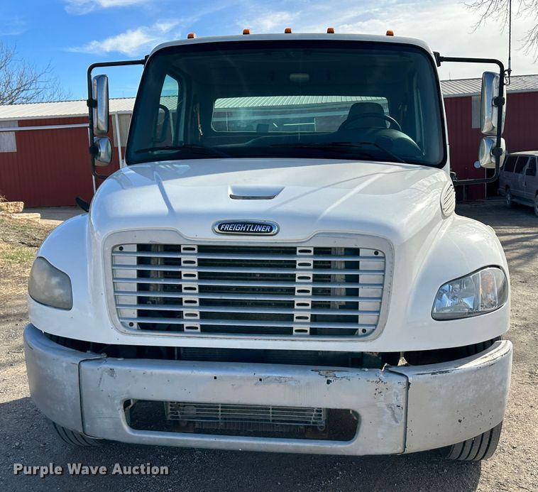 image for item DR6065 2007 Freightliner Business Class M2  truck cab and chassis