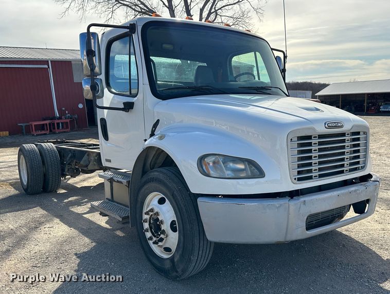 image for item DR6065 2007 Freightliner Business Class M2  truck cab and chassis