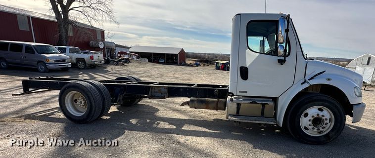 image for item DR6065 2007 Freightliner Business Class M2  truck cab and chassis