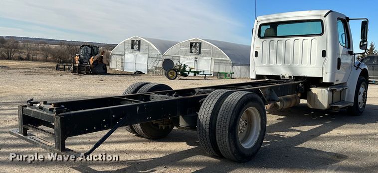 image for item DR6065 2007 Freightliner Business Class M2  truck cab and chassis