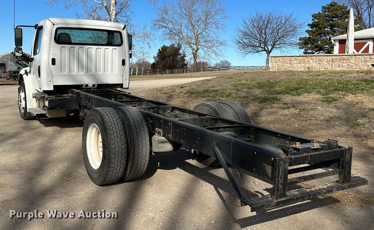 image for item DR6065 2007 Freightliner Business Class M2  truck cab and chassis