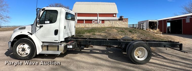 image for item DR6065 2007 Freightliner Business Class M2  truck cab and chassis