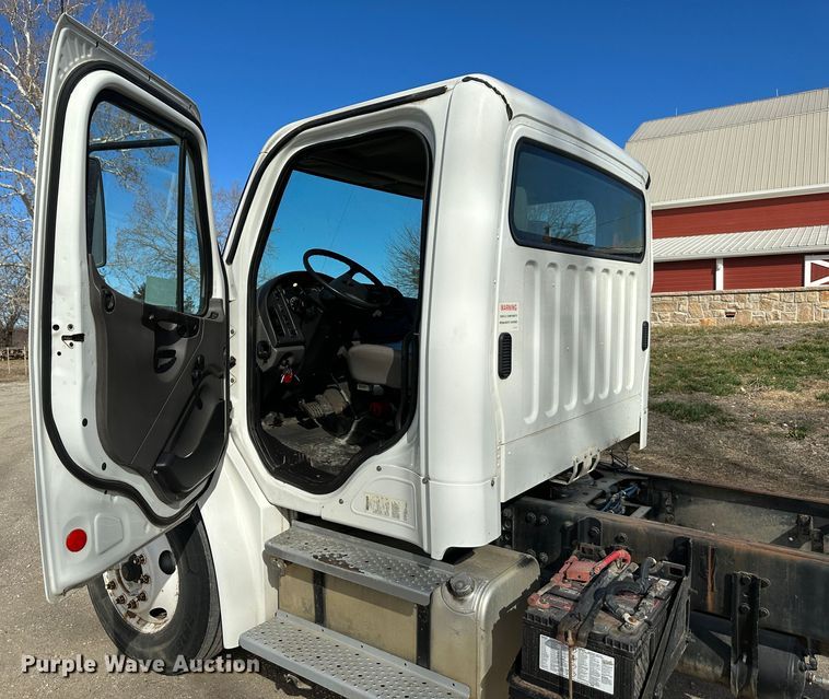 image for item DR6065 2007 Freightliner Business Class M2  truck cab and chassis