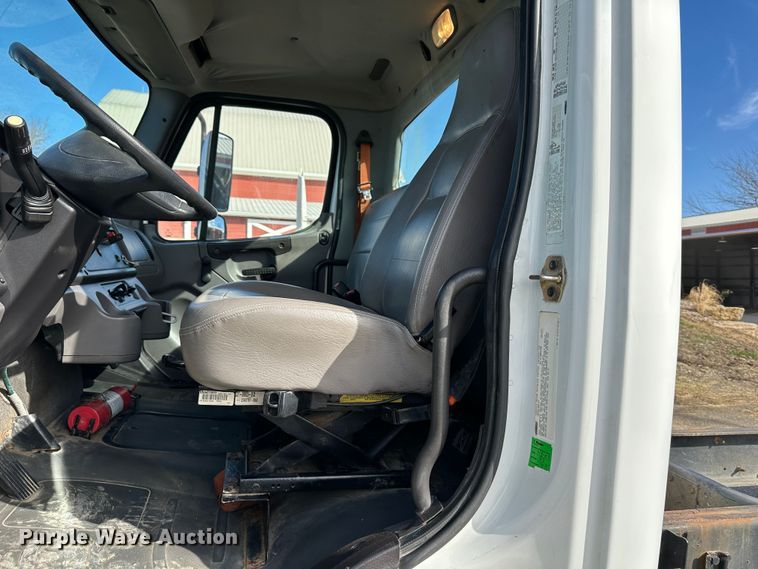 image for item DR6065 2007 Freightliner Business Class M2  truck cab and chassis