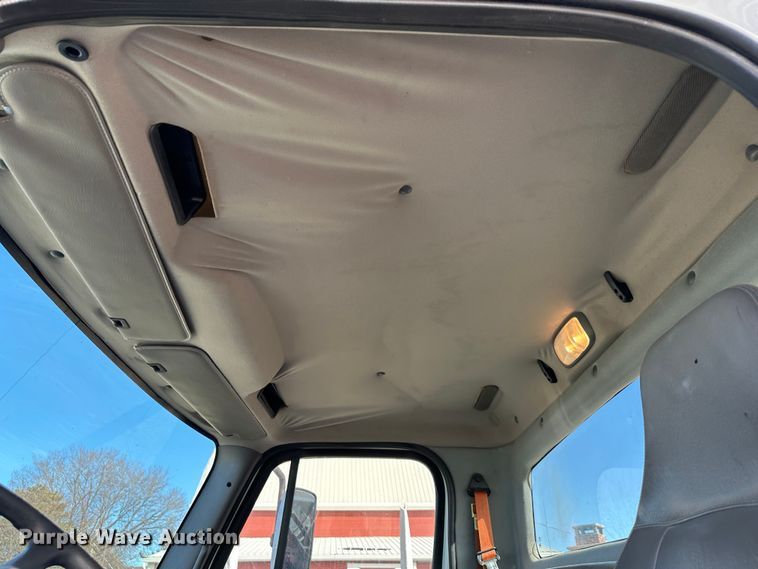 image for item DR6065 2007 Freightliner Business Class M2  truck cab and chassis