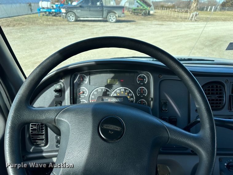 image for item DR6065 2007 Freightliner Business Class M2  truck cab and chassis