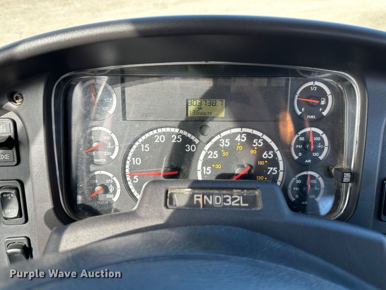 image for item DR6065 2007 Freightliner Business Class M2  truck cab and chassis