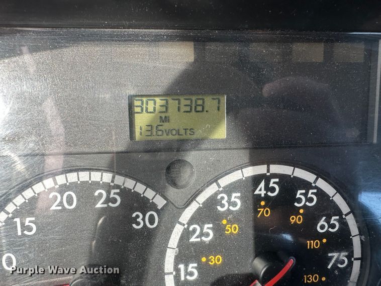 image for item DR6065 2007 Freightliner Business Class M2  truck cab and chassis