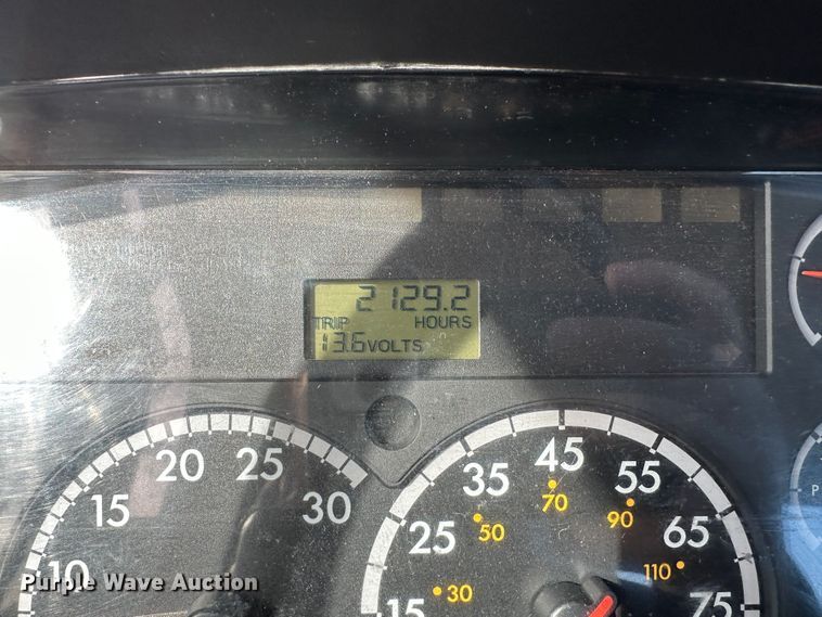 image for item DR6065 2007 Freightliner Business Class M2  truck cab and chassis