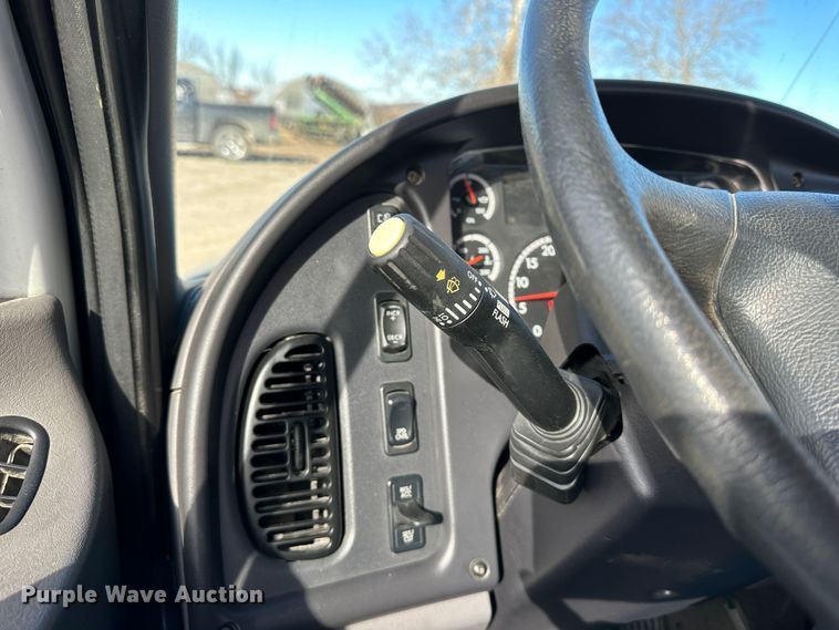 image for item DR6065 2007 Freightliner Business Class M2  truck cab and chassis