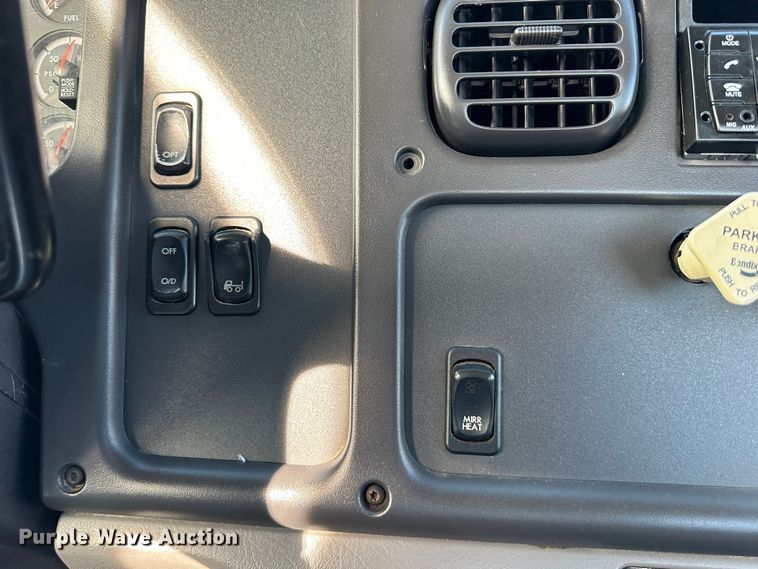 image for item DR6065 2007 Freightliner Business Class M2  truck cab and chassis