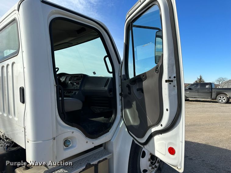 image for item DR6065 2007 Freightliner Business Class M2  truck cab and chassis