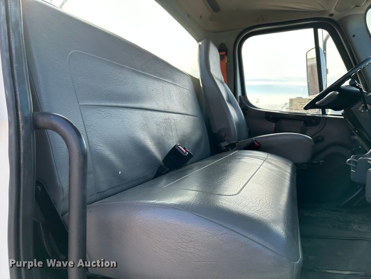 image for item DR6065 2007 Freightliner Business Class M2  truck cab and chassis