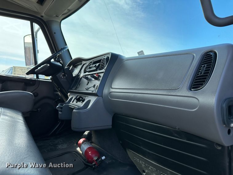 image for item DR6065 2007 Freightliner Business Class M2  truck cab and chassis