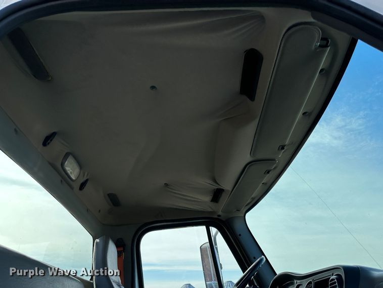 image for item DR6065 2007 Freightliner Business Class M2  truck cab and chassis