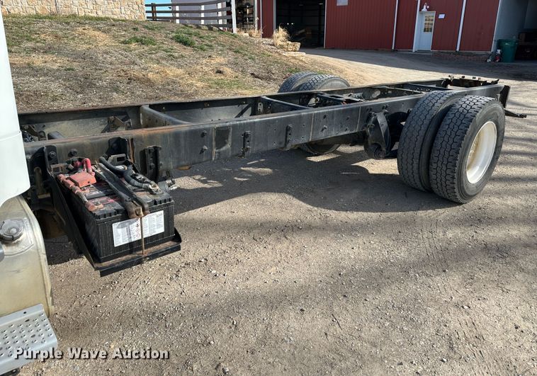 image for item DR6065 2007 Freightliner Business Class M2  truck cab and chassis