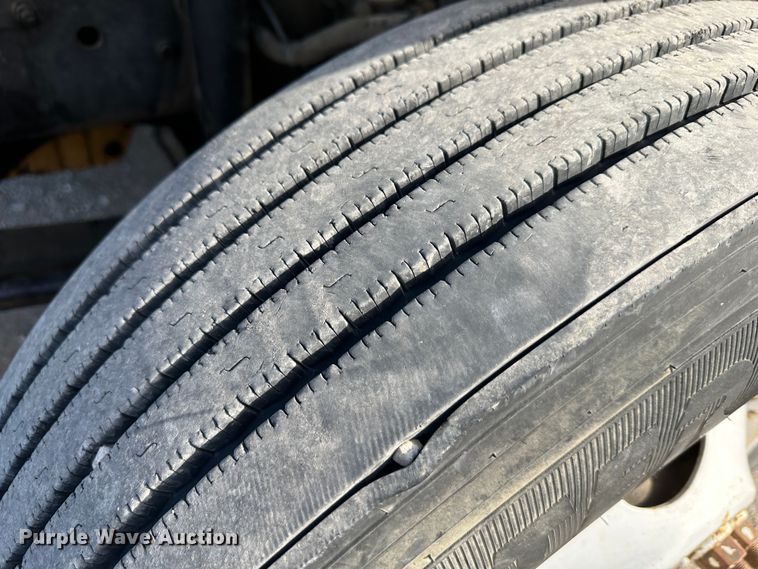 image for item DR6065 2007 Freightliner Business Class M2  truck cab and chassis