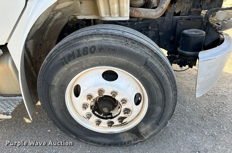 image for item DR6065 2007 Freightliner Business Class M2  truck cab and chassis