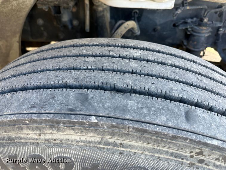 image for item DR6065 2007 Freightliner Business Class M2  truck cab and chassis