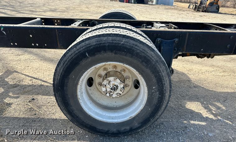 image for item DR6065 2007 Freightliner Business Class M2  truck cab and chassis