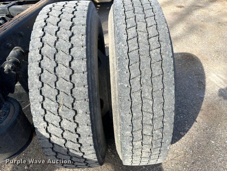 image for item DR6065 2007 Freightliner Business Class M2  truck cab and chassis