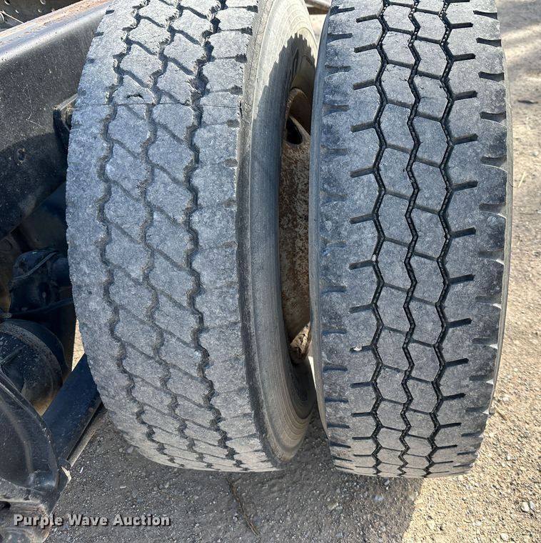 image for item DR6065 2007 Freightliner Business Class M2  truck cab and chassis