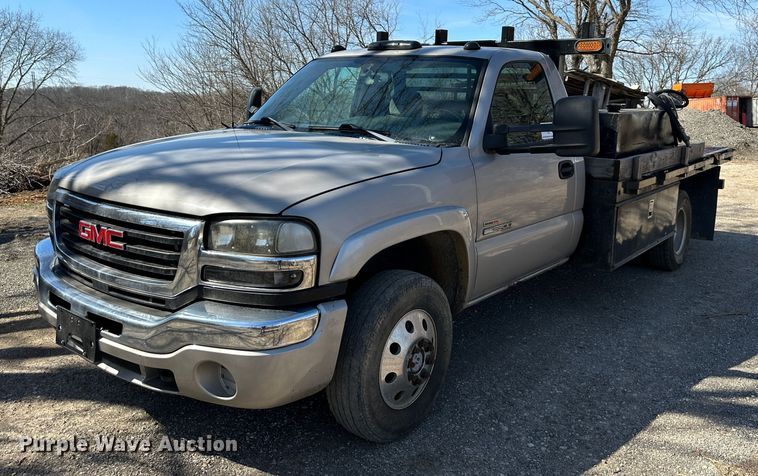 image for item DR6079 2004 GMC Sierra 3500  flatbed pickup truck