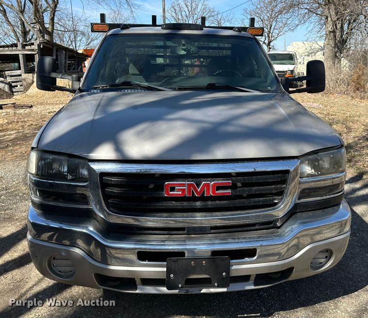image for item DR6079 2004 GMC Sierra 3500  flatbed pickup truck