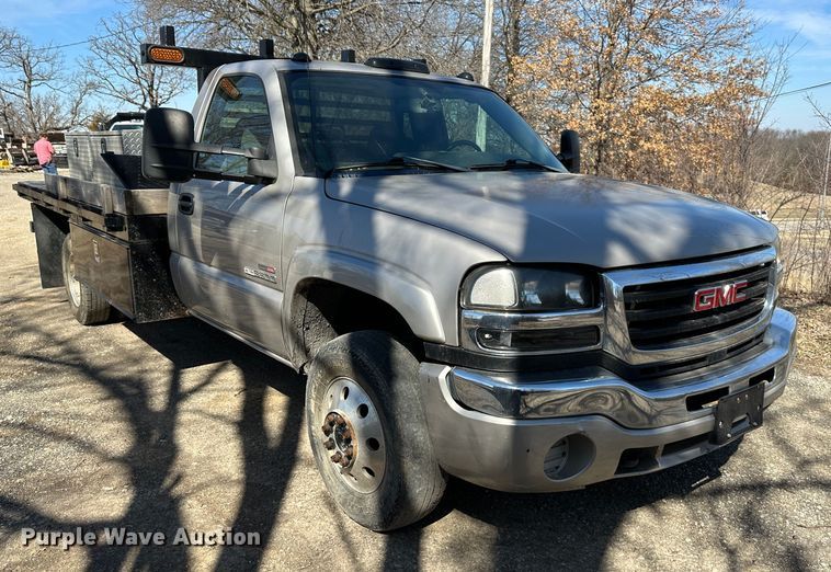 image for item DR6079 2004 GMC Sierra 3500  flatbed pickup truck