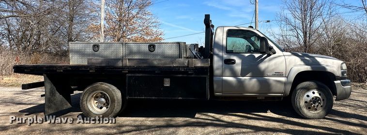 image for item DR6079 2004 GMC Sierra 3500  flatbed pickup truck