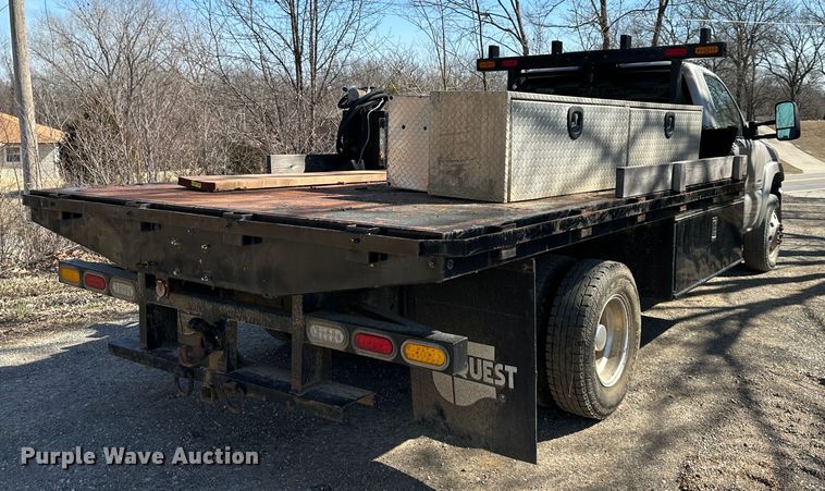 image for item DR6079 2004 GMC Sierra 3500  flatbed pickup truck