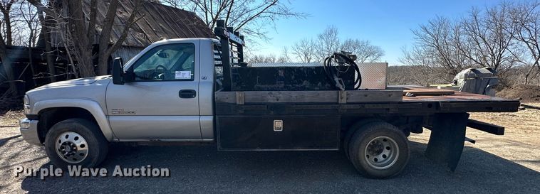 image for item DR6079 2004 GMC Sierra 3500  flatbed pickup truck
