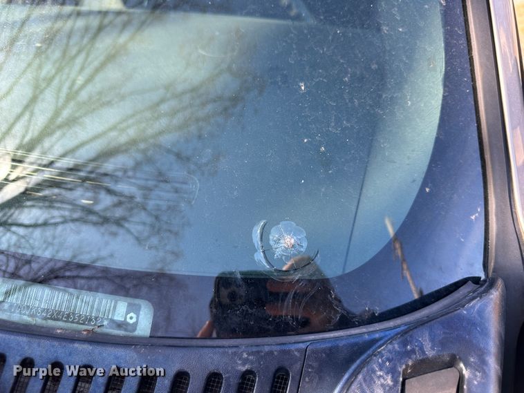 image for item DR6079 2004 GMC Sierra 3500  flatbed pickup truck