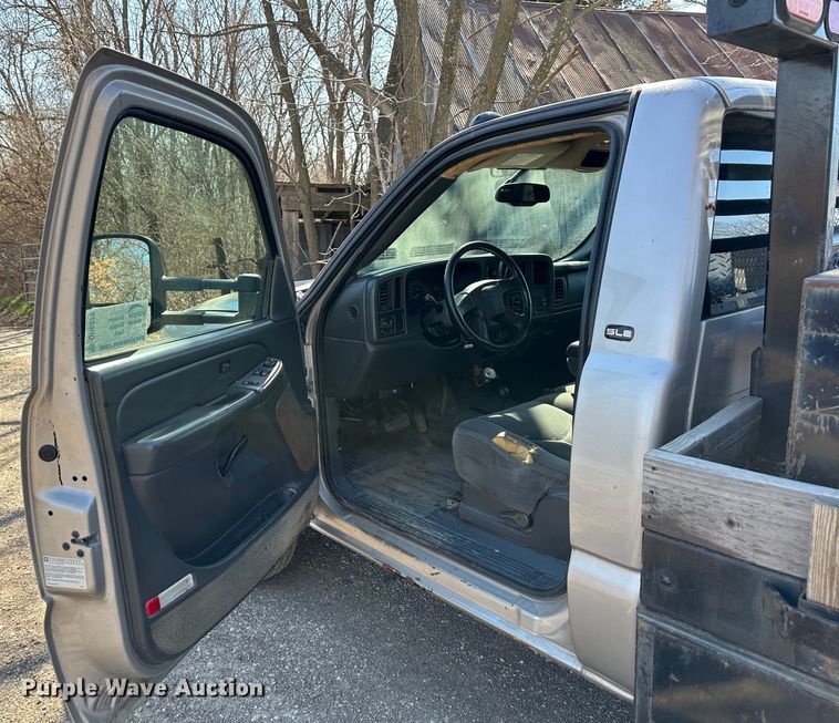 image for item DR6079 2004 GMC Sierra 3500  flatbed pickup truck