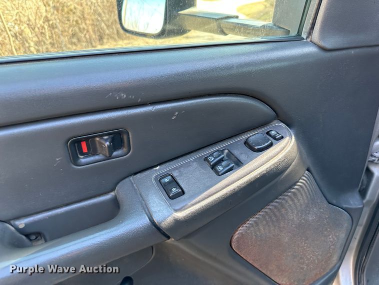 image for item DR6079 2004 GMC Sierra 3500  flatbed pickup truck