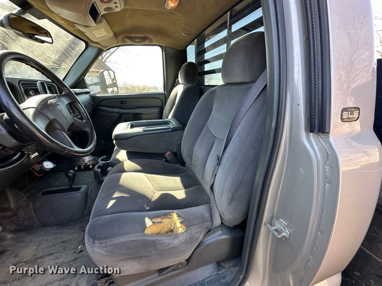 image for item DR6079 2004 GMC Sierra 3500  flatbed pickup truck