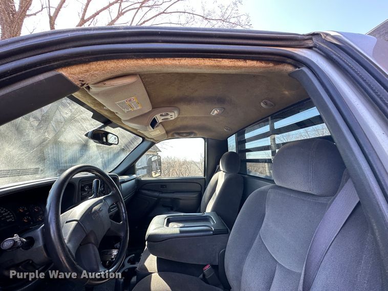 image for item DR6079 2004 GMC Sierra 3500  flatbed pickup truck