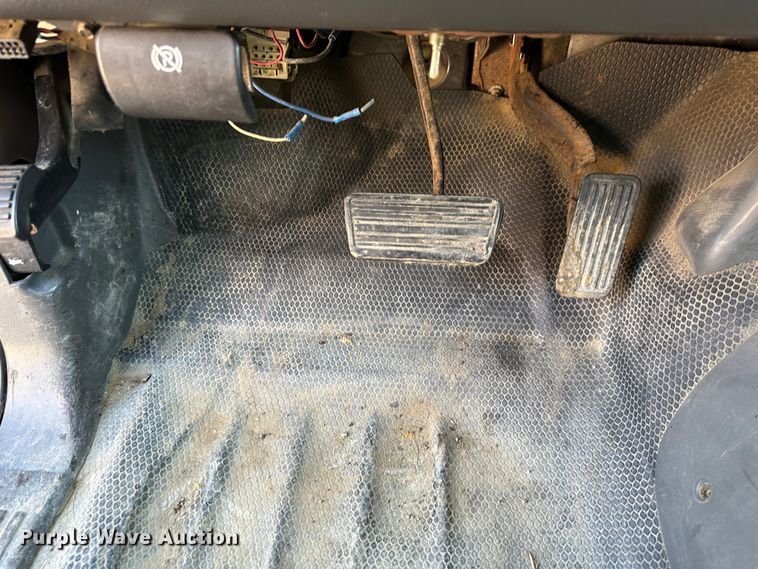 image for item DR6079 2004 GMC Sierra 3500  flatbed pickup truck