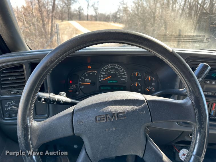 image for item DR6079 2004 GMC Sierra 3500  flatbed pickup truck