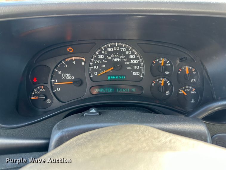 image for item DR6079 2004 GMC Sierra 3500  flatbed pickup truck