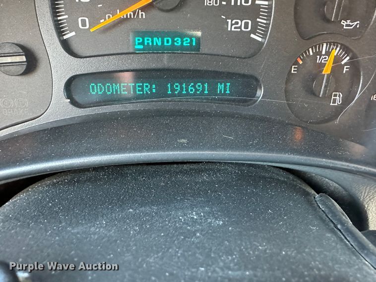 image for item DR6079 2004 GMC Sierra 3500  flatbed pickup truck