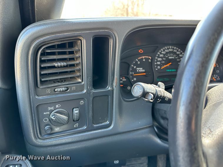 image for item DR6079 2004 GMC Sierra 3500  flatbed pickup truck