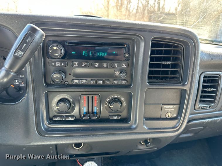 image for item DR6079 2004 GMC Sierra 3500  flatbed pickup truck