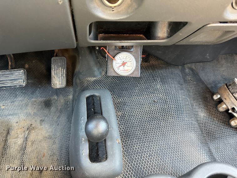 image for item DR6079 2004 GMC Sierra 3500  flatbed pickup truck