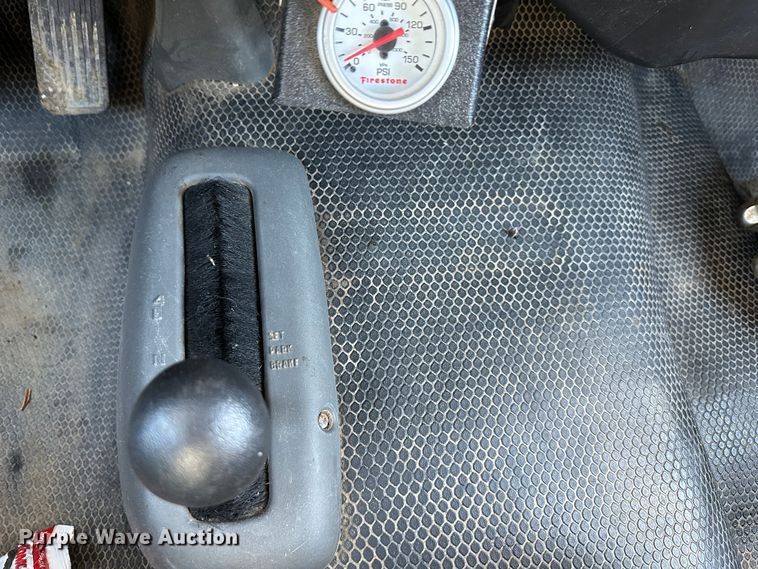 image for item DR6079 2004 GMC Sierra 3500  flatbed pickup truck