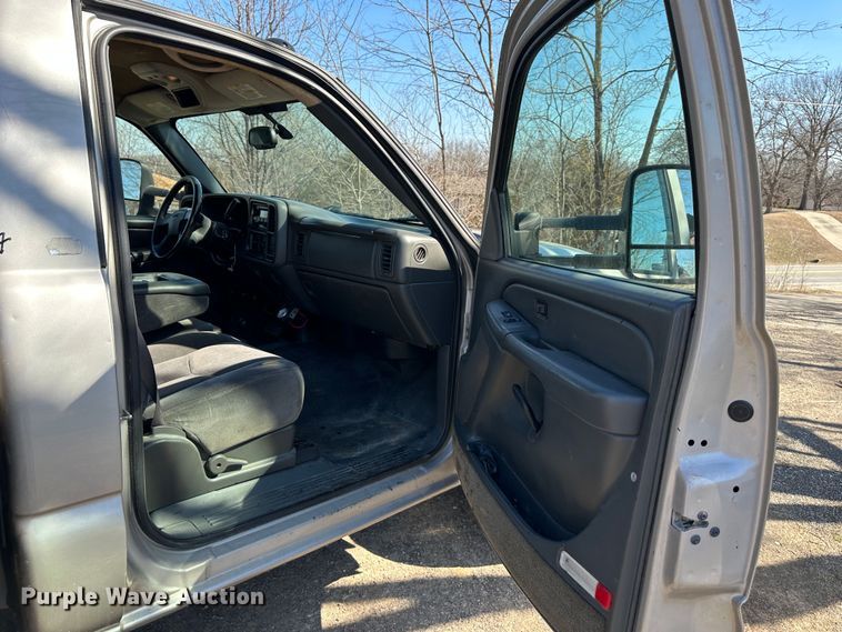 image for item DR6079 2004 GMC Sierra 3500  flatbed pickup truck