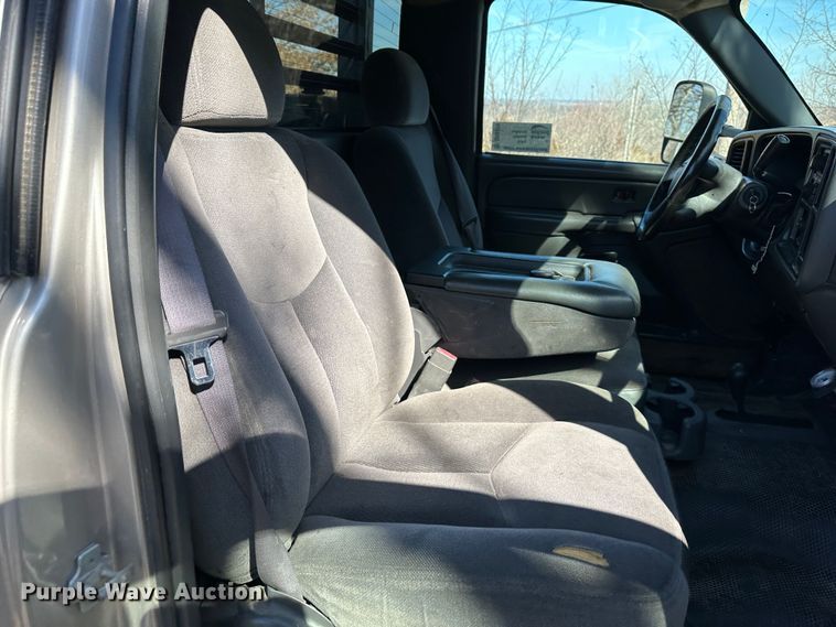 image for item DR6079 2004 GMC Sierra 3500  flatbed pickup truck