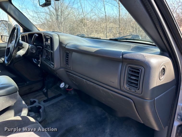 image for item DR6079 2004 GMC Sierra 3500  flatbed pickup truck